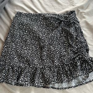 SHEIN XS black & white skirt